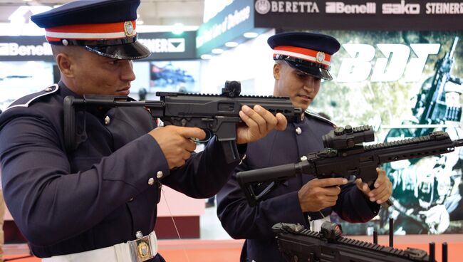 Посетители на международной оборонной выставке BIDEC-2017 в Бахрейне