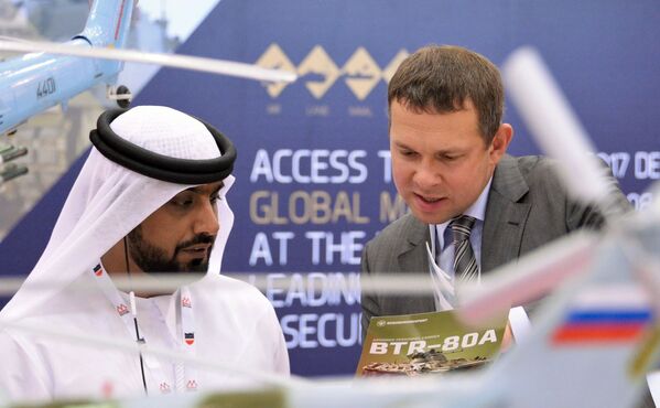 Посетитель интересуется продукцией компании Рособоронэкспорт на международной оборонной выставке BIDEC-2017 в Бахрейне