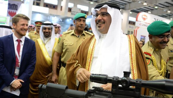 Первый вице-премьер и наследный принц королевства Бахрейн Салман бен Хамад аль-Халифа (в центре) на международной оборонной выставке BIDEC-2017 в Бахрейне
