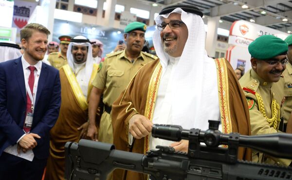 Первый вице-премьер и наследный принц королевства Бахрейн Салман бен Хамад аль-Халифа (в центре) на международной оборонной выставке BIDEC-2017 в Бахрейне