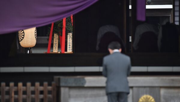 Ритуальное подношение дерево масакаки от премьер-министра Японии Синдзо Абэ в храме Ясукуни. 17 октября 2017