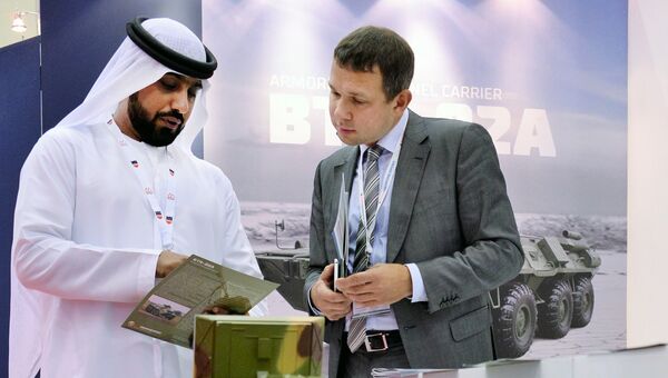 Посетитель интересуется продукцией компании Рособоронэкспорт на международной оборонной выставке BIDEC-2017 в Бахрейне. 16 октября 2017