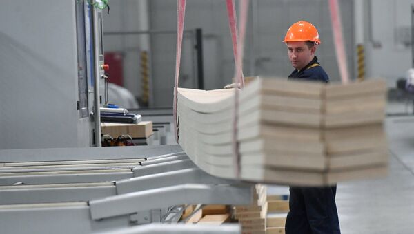 Рабочий на производстве бруса на заводе LVL Талион Терра в Тверской области