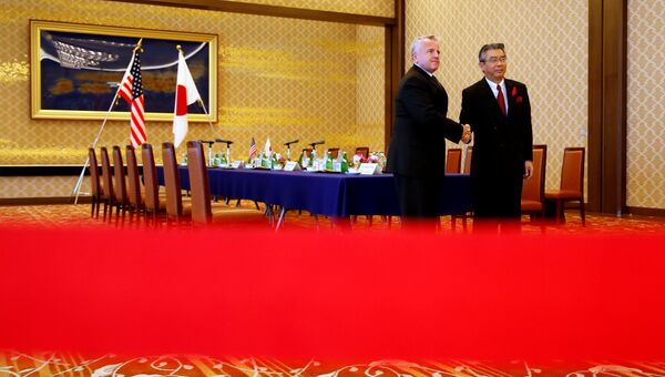 Заместитель госсекретаря США Джон Салливан и замминистра иностранных дел Японии Синсукэ Сугиямой во время встречи. 17 октября 2017