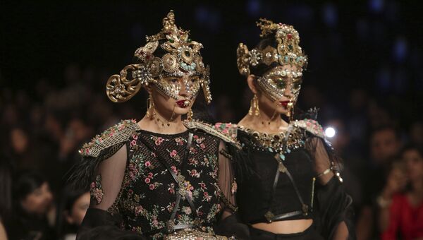 Модели во время показа коллекции дизайнера Фахада Хусейн на Неделе свадебной моды Пакистане