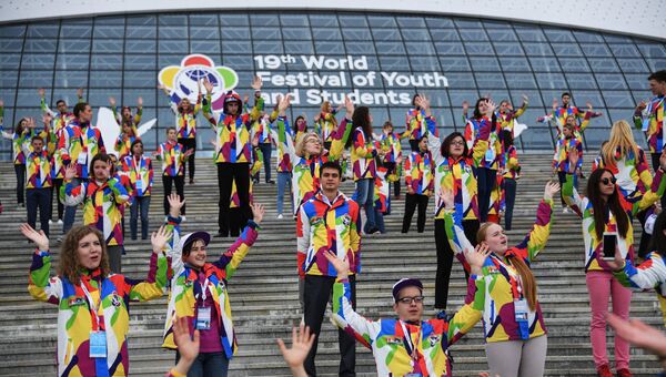 Участники XIX Всемирного фестиваля молодежи и студентов в Сочи. 17 октября 2017