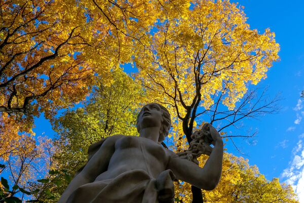 Статуя в Летнем саду в Санкт-Петербурге