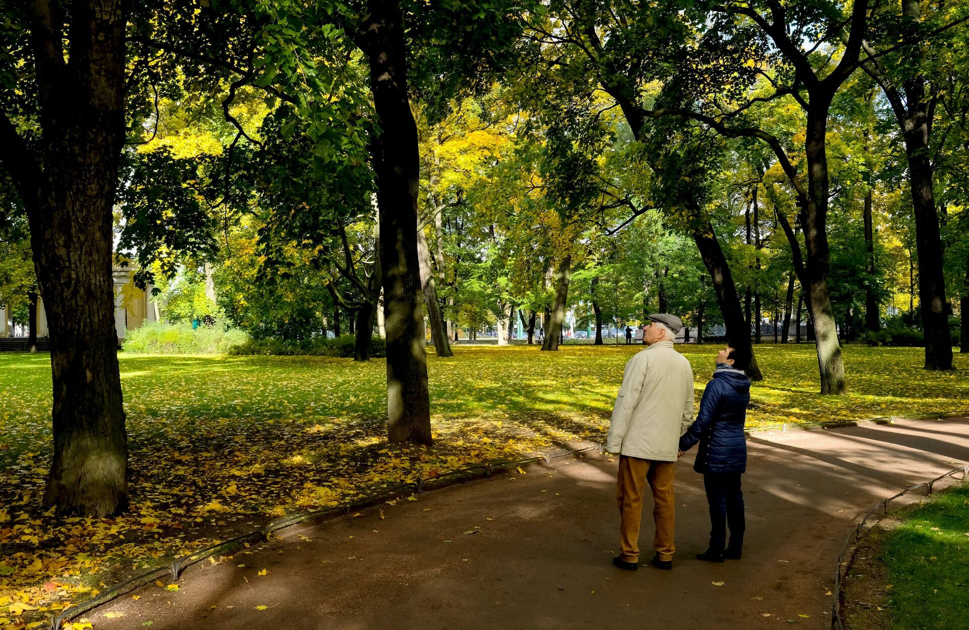 Пожилая пара гуляет в Михайловском саду в Санкт-Петербурге - РИА Новости, 1920, 21.04.2021