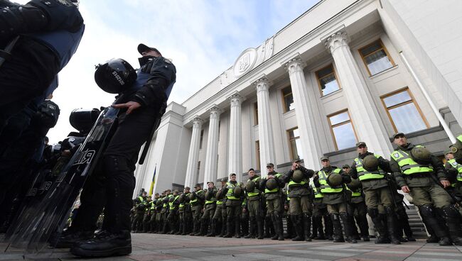 Сотрудники правоохранительных органов у здания Верховной рады. Архивное фото