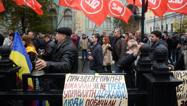 Участники акции в поддержку крупной политической реформы в Киеве. 17 октября 2017