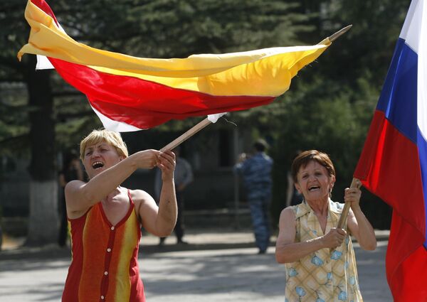 Жители Цхинвали приветствуют решение России о признании независимости Южной Осетии