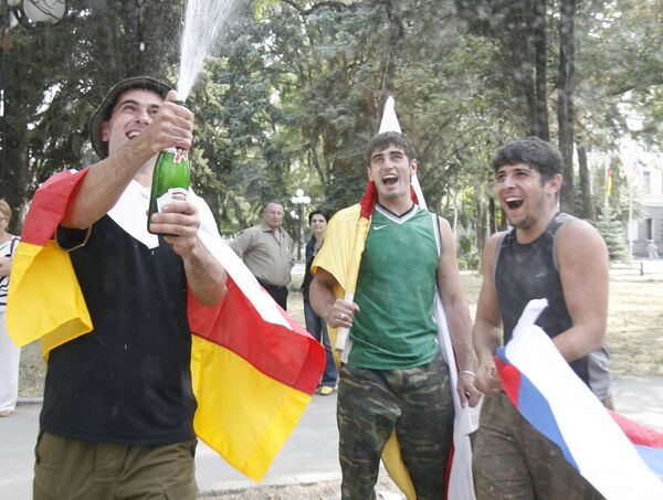 Жители Цхинвали приветствуют решение России о признании независимости Южной Осетии