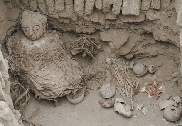 Археологи, проводившие раскопки в сердце столицы Перу, обнаружили пирамиду, с захороненными в ней тремя мумиями