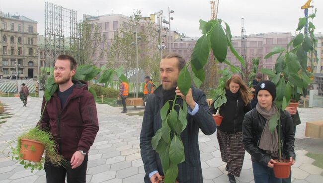 Рэп-исполнитель Децл (Кирилл Толмацкий) с женой и ребенком в парке Зарядье