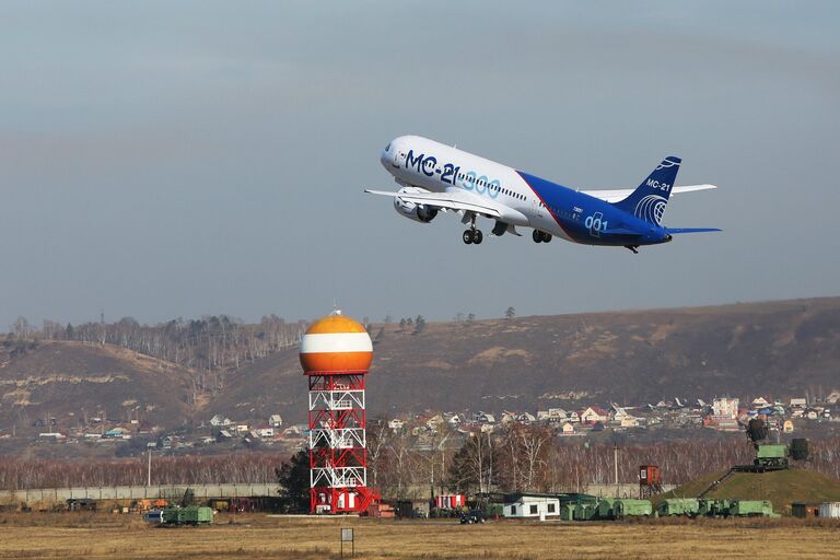 Самолет МС-21 совершает взлет в аэропорту Иркутск во время первого перелета в Жуковский