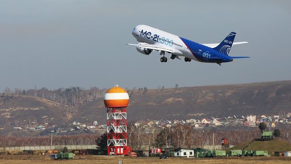 Самолет МС-21 совершает взлет в аэропорту Иркутск во время первого перелета в Жуковский