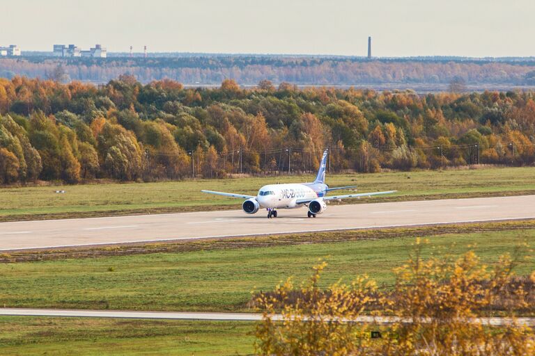 Самолет МС-21 совершает посадку в аэропорту Жуковский во время первого перелета из Иркутска