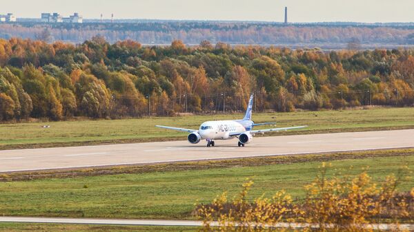 Самолет МС-21 совершает посадку в аэропорту Жуковский во время первого перелета из Иркутска