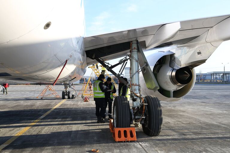 Техническое обслуживание самолета МС-21 в аэропорту Иркутск перед первым перелетом в Жуковский