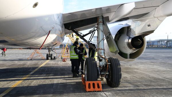 Техническое обслуживание самолета МС-21 в аэропорту Иркутск перед первым перелетом в Жуковский