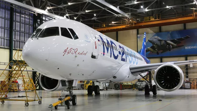 Самолет МС-21 в ангаре в аэропорту Иркутск перед первым перелетом в Жуковский
