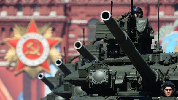 Основные боевые танки Т-90А во время военного парада на Красной площади в Победы в Великой Отечественной войне 1941-1945 годов