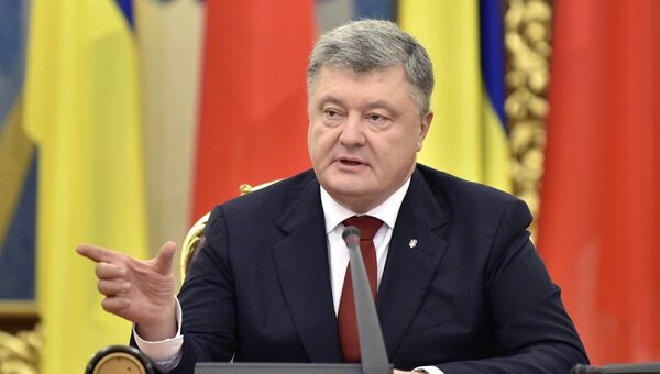 Президент Украины Петр Порошенко заявил, что украинцы имеют право на мирные манифестации. 17 октября 2017