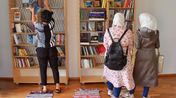 Мусульманские женщины в библиотеке культурного центра для мигрантов в Германии