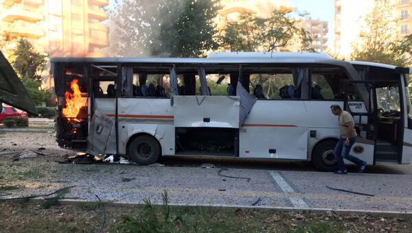 Автобус в турецком Мерсине после взрыва. 17 октября 2017