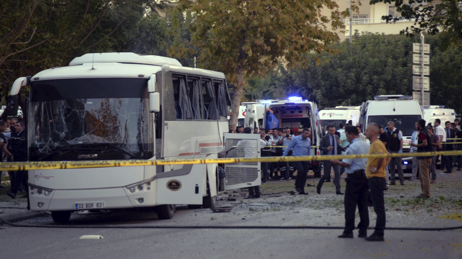 Автобус в турецком Мерсине после взрыва. 17 октября 2017 - РИА Новости, 1920, 18.09.2020