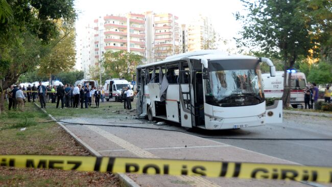 Автобус в турецком Мерсине после взрыва. 17 октября 2017