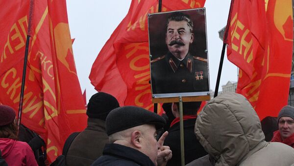 Участники шествия в Москве, посвященного 99-й годовщине Великой Октябрьской социалистической революции