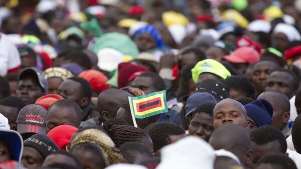 Толпа людей в Зимбабве