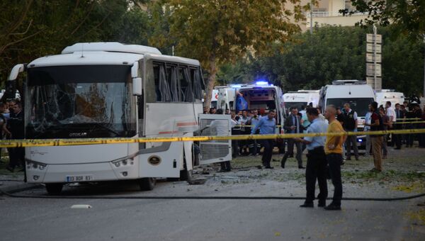 Полицейские на месте, где бомба попала в автобус с полицейскими в Мерсине, Турция. 17 октября 2017