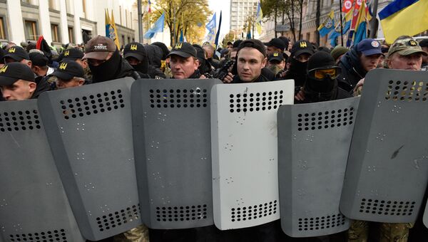 Участники акции протеста у здания Верховной рады Украины в Киеве. 17 октября 2017
