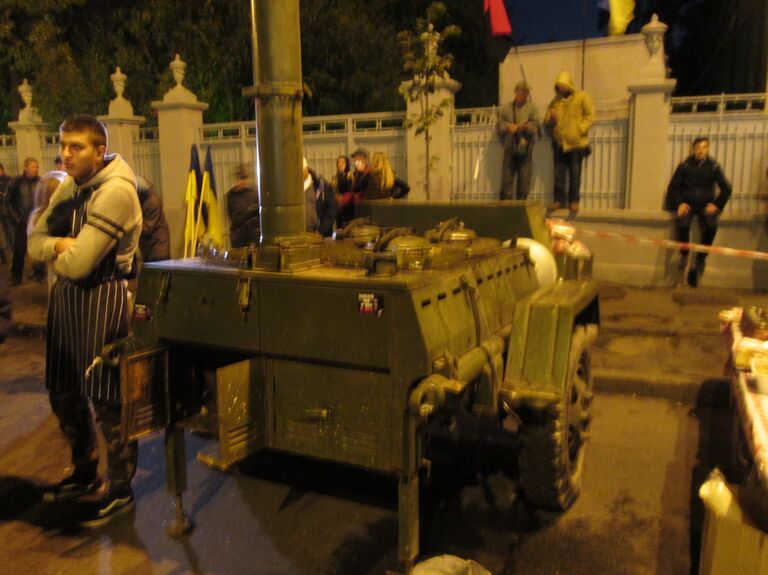 Полевая кухня возле здания Верховной рады в Киеве