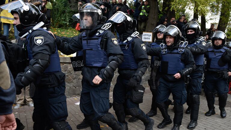 Сотрудники полиции во время акции протеста у здания Верховной рады Украины в Киеве