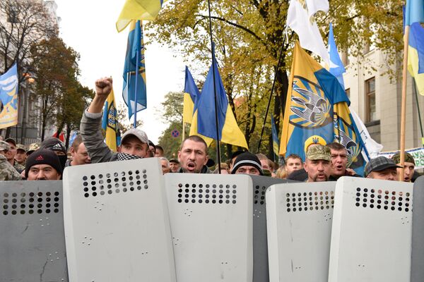 Участники акции протеста у здания Верховной рады Украины в Киеве