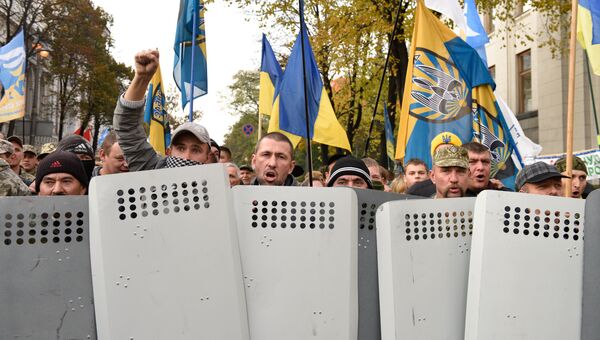 Участники акции протеста у здания Верховной рады Украины в Киеве