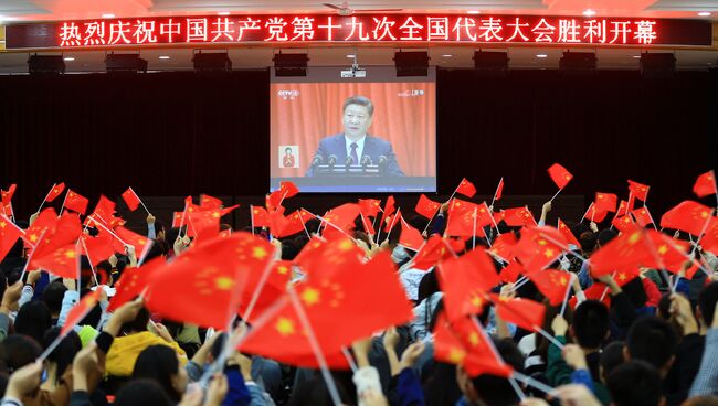 Студенты смотрят выступление Си Цзиньпина на открытии 19-го съезда Коммунистической партии Китая. Архивное фото