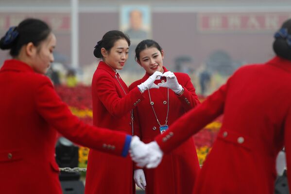 Девушки на площади Тяньаньмэнь во время открытия 19-го съезда Коммунистической партии Китая