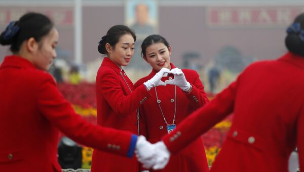 Девушки на площади Тяньаньмэнь во время открытия 19-го съезда Коммунистической партии Китая. 18 октября 2017