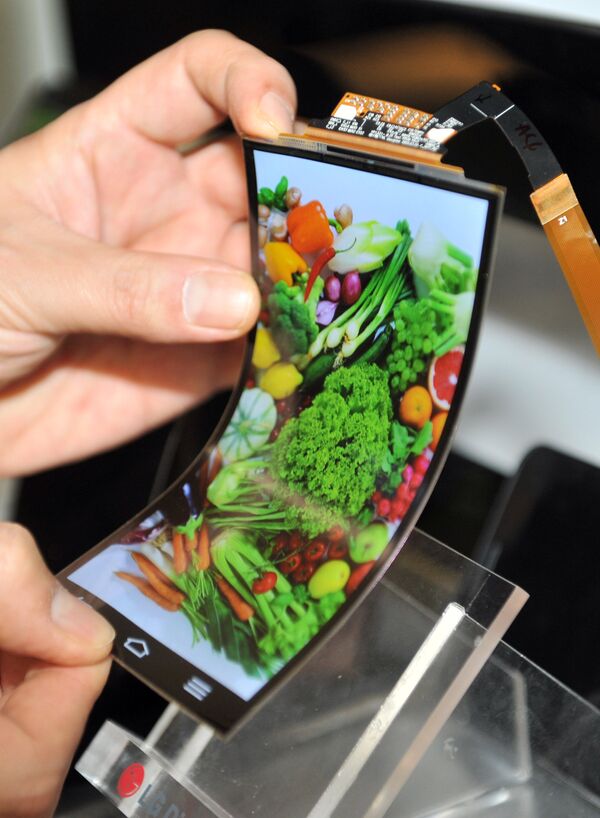 Пластиковый дисплей OLED (POLED), используемый в изогнутом экране смартфона LG Electronics G Flex Пластиковый дисплей OLED (POLED), используемый в изогнутом экране смартфона LG Electronics G Flex