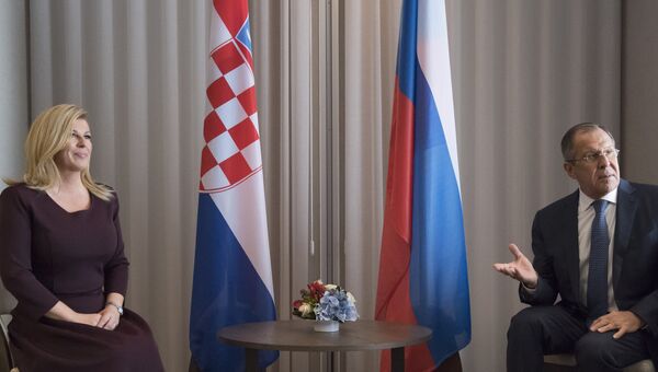Министр иностранных дел РФ Сергей Лавров и президент Республики Хорватия Колинда Грабар-Китарович во время встречи. 18 октября 2017