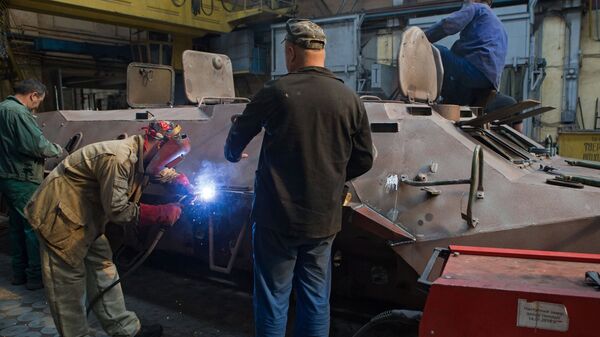 Рабочие в одном из цехов Киевского бронетанкового завода. Архивное фото