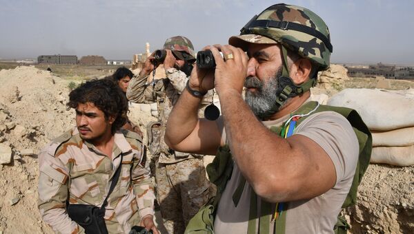 Генерал Исама Захреддин на передовых позициях на окраине Дейр-эз-Зора. Архивное фото