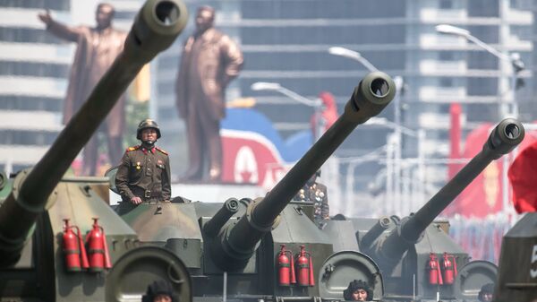 122-мм самоходные пушки М-1991 на бронированном шасси Чучхе-по Корейской народной армии во время парада в Пхеньяне