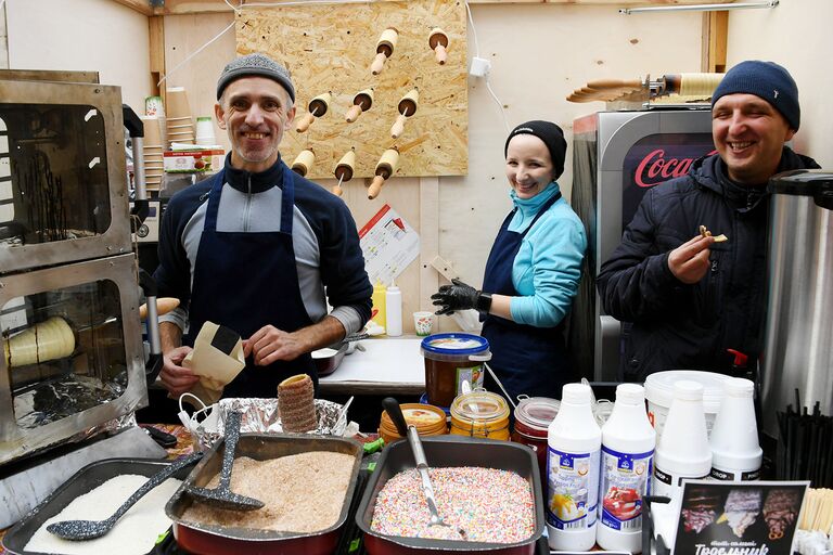 Посетители Российской экологической недели могли попробовать сладости, изготавливаемые на их глазах.