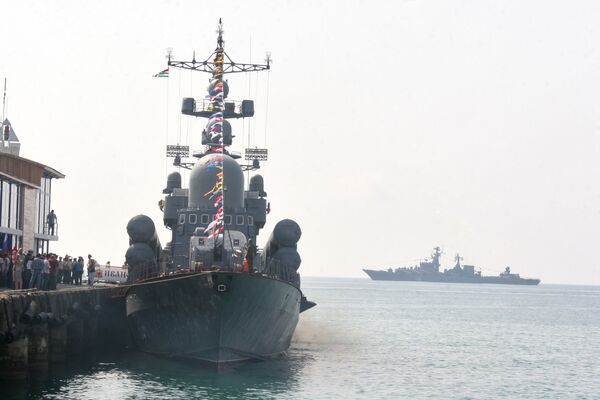 Ракетный крейсер Москва подходит к рейду порта Сухум