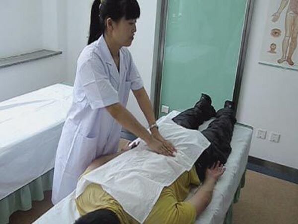 Пекин готовит слепых массажистов для паралимпийцев